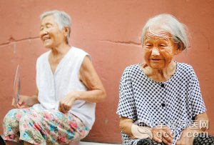 徐州百岁老人尚化兰：耳不聋眼不花 爱吃五谷杂粮