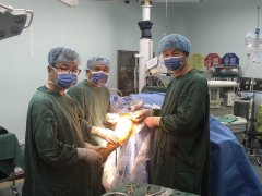 徐医附院骨关节科成功开展首例全生物型牛津单髁膝关节置换术